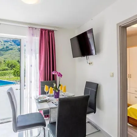 Apartmán Gorgeous In With Swimming Pool