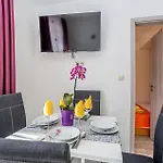 1 Bedroom Stunning In Apartment